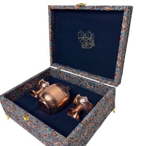 پک سازمانی ترمه مدل ارمغان زرین تارادیس باکس با قندان انار و ظروف مسی